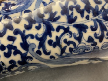 Een Chinees blauw-wit vijfdelig kaststel met pauwen, Kangxi merk, 19e eeuw